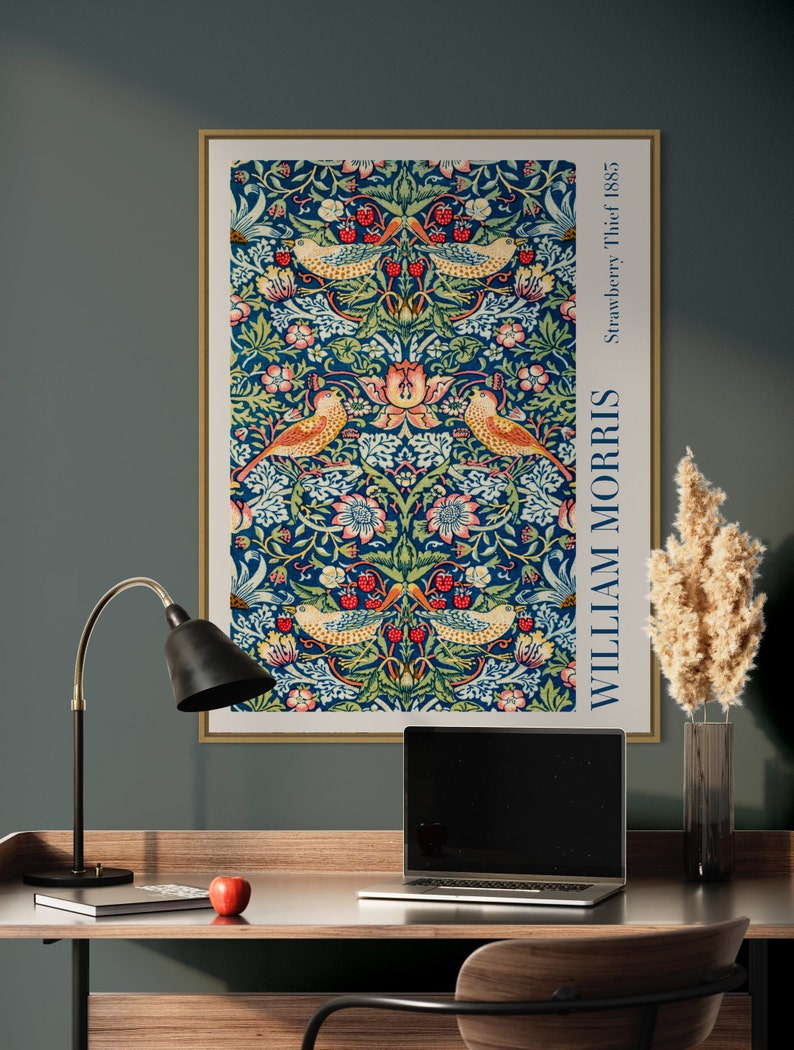 Puede incluir: Una impresi&oacute;n enmarcada de un dise&ntilde;o floral vintage con p&aacute;jaros y bayas. La impresi&oacute;n se titula "Strawberry Thief" y es de William Morris, 1885.