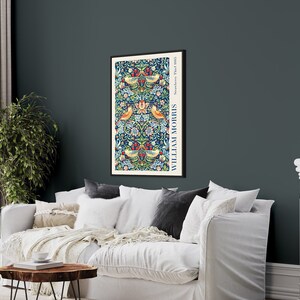 Puede incluir: Una impresi&oacute;n enmarcada de un dise&ntilde;o floral vintage con p&aacute;jaros y el texto "WILLIAM MORRIS Strawberry Thief" en un esquema de color azul oscuro, verde, rojo y amarillo.