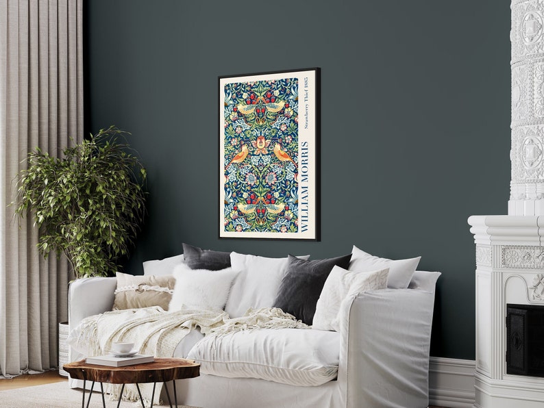 Puede incluir: Una impresi&oacute;n enmarcada de un dise&ntilde;o floral vintage con p&aacute;jaros y el texto "WILLIAM MORRIS Strawberry Thief" en un esquema de color azul oscuro, verde, rojo y amarillo.