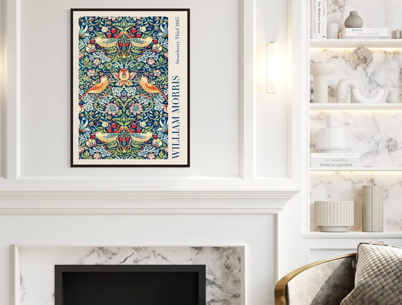 Puede incluir: Una impresi&oacute;n enmarcada de un dise&ntilde;o floral vintage con p&aacute;jaros y el texto "William Morris Strawberry Thief 1883" en blanco sobre fondo negro.