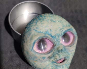 OOAK Polymeerklei mini Altoids tin stash box pillendoosje klein cadeau schattige roze ogen alien