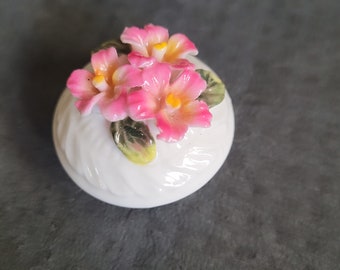 Petite boîte à bijoux en céramique avec fleurs