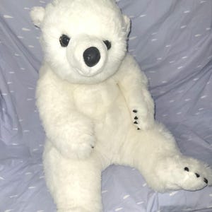爪の付いた非常に大きなシロクマのぬいぐるみ。タグの摩耗から判断