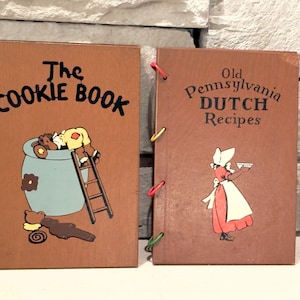 c.1936 Wooden Cookbooks &quot;The Cookie Book&quot; & &quot;Pennsylvania Dutch&quot; Fine Old Recipes - Nellie Watts / Ohio State Vintage