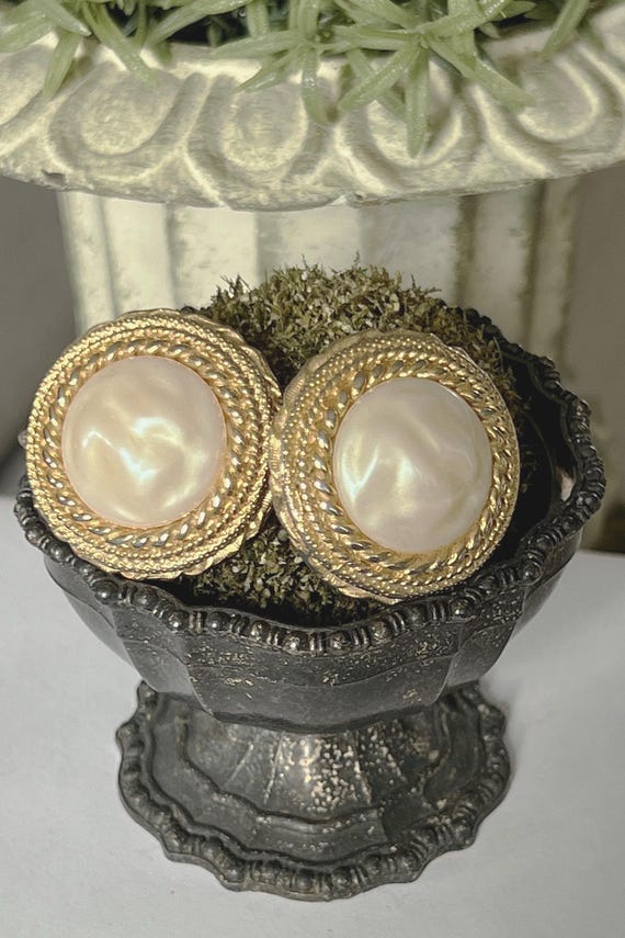 Vintage Earrings Ellen Design: Baroque Pearl Style, Gold  display picture 1