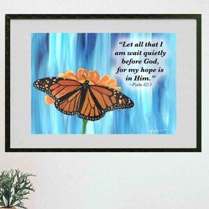 Può includere: Stampa artistica incorniciata con una farfalla monarca su un fiore arancione su sfondo blu. L'opera d'arte include il testo "Let all that I am wait quietly before God, for my hope is in Him." Un download digitale.
