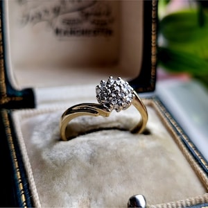PRETTY Vintage 9ct Gold Diamond Cluster Ring. 19 SPARKLING Diamonds! 9ct Gold Diamond Ring [L]