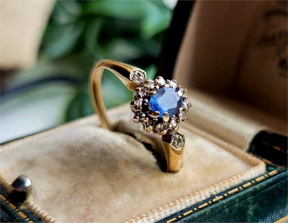 STUNNING Vintage 9ct Gold Blue Topaz Diamond Ring… - image 1