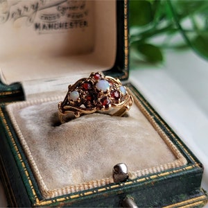 STUNNING Vintage 9ct Gold Garnet And Opal Cluster Ring. RESiZING AVAiLABLE. 9ct Gold Opal Ring, 9ct Gold Garnet Ring [Ref00js2]