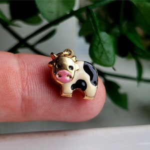 Seltene Vintage 333 Gold Kuh Anhänger. EMAILLIERTE Kuh Charm. Vintage Kuh Anhänger (Ref00js2)