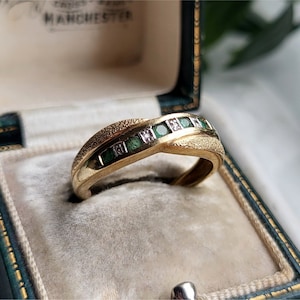 FANTASTISK vintagering i 9 karat guld med smaragd och diamanter. GRATIS STORLEKSFÖRSÄNDNING TILLGÄNGLIG! Smaragdring i 9 karat guld, diamantring i 9 karat guld. (refg) bild 1