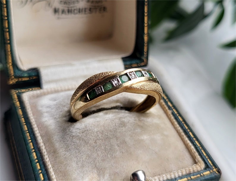 FANTASTISK vintagering i 9 karat guld med smaragd och diamanter. GRATIS STORLEKSFÖRSÄNDNING TILLGÄNGLIG! Smaragdring i 9 karat guld, diamantring i 9 karat guld. (refg) bild 1