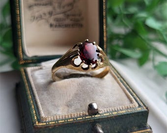 UNIQUE Vintage 9ct Gold Garnet Ring. FREE RESiZING AVAiLABLE!!  9ct gold Garnet Ring. Vintage Garnet Ring [ref00j]