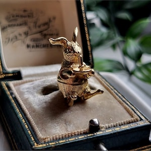 DETAILED Vintage 9ct Gold Rabbit Charm. Rabbit Holding a Candle. 9ct Gold Rabbit Pendant. MiNT CONDiTION LAYAWAY AVAILABLE [Ref00js2]