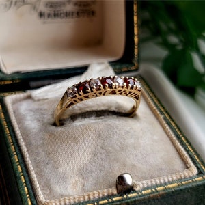 Anillo vintage inusual de oro de 9 quilates con racimo de circonitas blancas y granates. Dice &quot;Te amo&quot;. Tamaño ajustable. Anillo de oro con racimo de granates [ref00f]