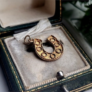 VERY RARE Nuvo Vintage 9ct Gold Horse Shoe Charm. Over 50 Years Old! 1972! 9ct Gold Horseshoe Pendant. (ref0p)