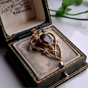 PRETTY Vintage 9ct Gold Garnet Pendant. STATEMENT PIECE 9ct Gold Garnet Pendant. 9ct Gold Pendant [Ref00j]