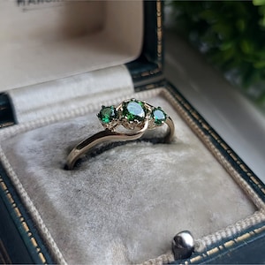 INCREDIBLE Vintage 9ct Gold Emerald Trilogy Ring. 9ct Gold Emerald Ring. Gold Emerald Ring. Vintage Emerald Ring (Ref00D)