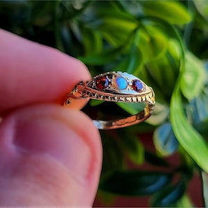 STUNNING Vintage 9ct Gold Garnet And Opal Ring. Vintage Garnet Ring. Vintage opal ring, 9ct gold opal ring [REF001]