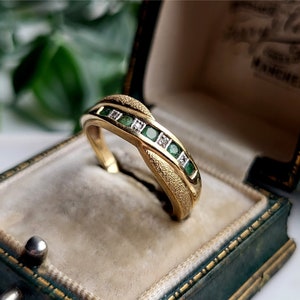 FANTASTISK vintagering i 9 karat guld med smaragd och diamanter. GRATIS STORLEKSFÖRSÄNDNING TILLGÄNGLIG! Smaragdring i 9 karat guld, diamantring i 9 karat guld. (refg) bild 2