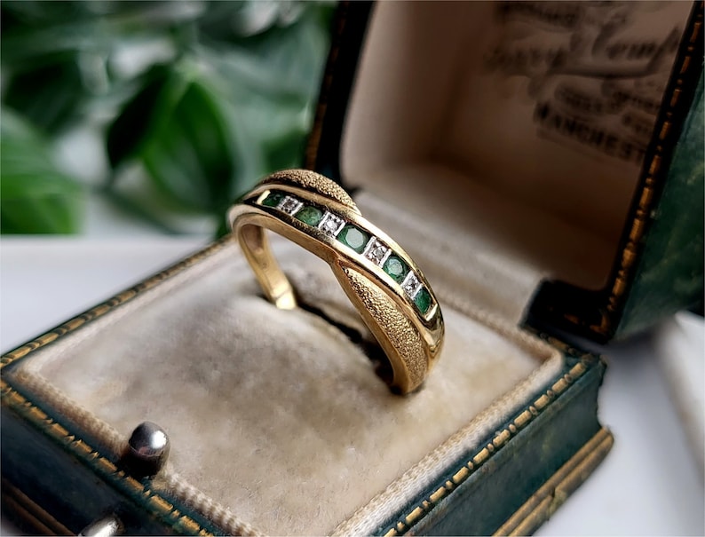 FANTASTISK vintagering i 9 karat guld med smaragd och diamanter. GRATIS STORLEKSFÖRSÄNDNING TILLGÄNGLIG! Smaragdring i 9 karat guld, diamantring i 9 karat guld. (refg) bild 2
