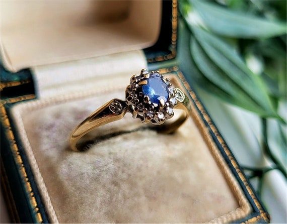 STUNNING Vintage 9ct Gold Blue Topaz Diamond Ring… - image 2