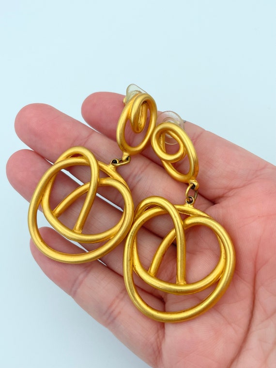 Vintage Matte Gold Abstract Earrings - image 4