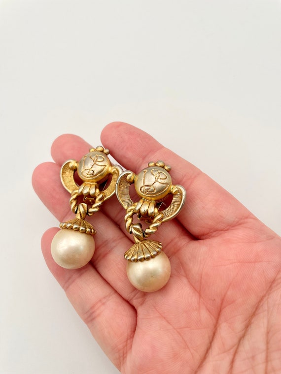 Vintage VALENTINO logo pearl drop earrings - image 3