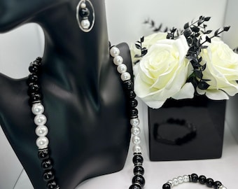 Black and white necklace, Women's costume jewelry set (includes necklace, bracelet, earrings)
