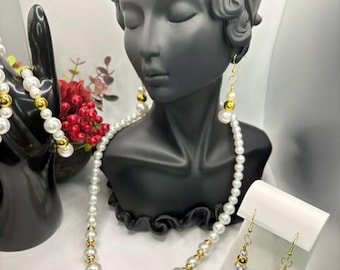 White pearl and gold women's costume jewelry set (includes necklace, bracelet, earrings)