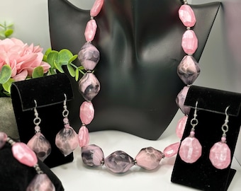 Pink and gray round and diamond shaped beaded costume jewelry set; Pink necklace and earrings (4pc - necklace, bracelet, 2 pair of earrings)