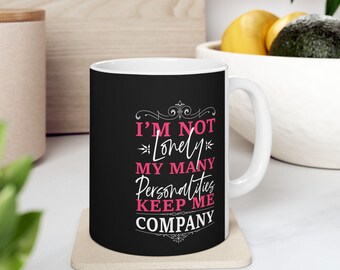Tazza in ceramica con citazione divertente sulla personalità, tazza nera, "Non sono solo, le mie numerose personalità mi tengono compagnia", tazza da caffè originale,