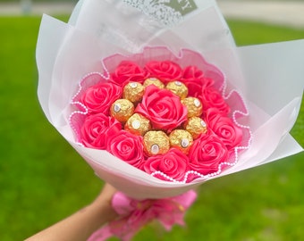 Pink Eternal Roses with Chocolates Wrapped in Pearl Mesh Bouquet/Ramo de Rosas Eternas con chocolates