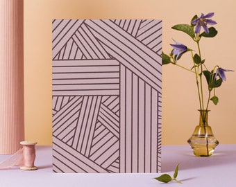 Könnte beinhalten: Eine Karte mit einem geometrischen Muster aus überlappenden schwarzen Linien auf einem hellvioletten Hintergrund.