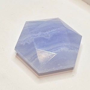 Facetterad hexagonkristall: Handskuren kvarts, agat