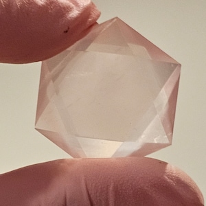 RARE Starlight Rosenquarz facettierte Hexagon, Kristall Edelsteine, Stern Asterism aus Mosambique, Hand geschnitzt, High-qualität, Stern-Rosenquarz