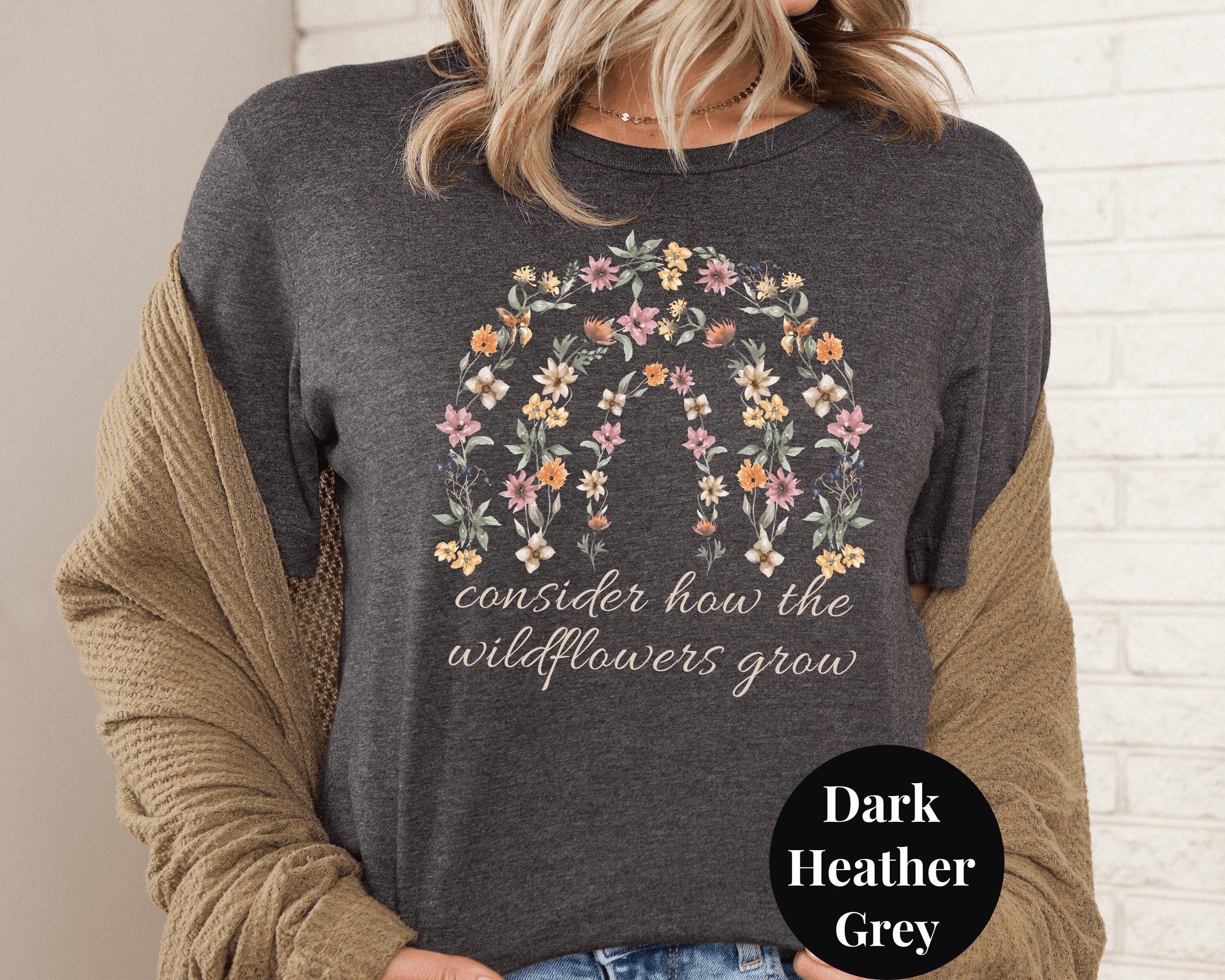 Overweeg hoe de Wildflowers groeien tshirt Luke 12:27 Christian Floral Religieus shirt Geloof Wildflower Schrift Geschenken bloemen Bijbelvers