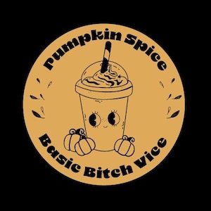 Puede incluir: Un gráfico redondo y beige con las palabras "Pumpkin Spice Basic Bitch Vice" en negro. El gráfico presenta una bebida de café de dibujos animados con una pajita, dos calabazas y formas de hojas decorativas, todo en negro.