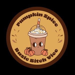 Puede incluir: Gráfico circular con borde marrón y fondo beige. La imagen presenta un dibujo animado de una bebida de café con crema batida, una pajita y tres calabazas. El texto dice "Pumpkin Spice Basic Bitch Vice."