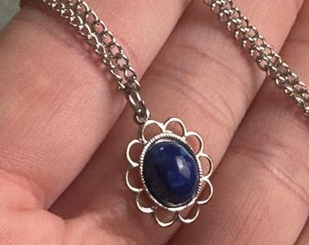 Vintage-Halskette mit silberfarbenem Anhänger in Form einer blauen, künstlichen Lapislazuli-Blume, 45,7 cm (18 Zoll)