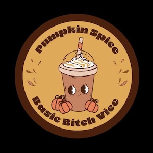 Peut inclure: Un autocollant rond avec une illustration de dessin animé d'un latte au pumpkin spice. Le latte a de la crème fouettée et une paille. Le texte "Pumpkin Spice" et "Basic Bitch Vice" entourent le latte.