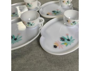 Vintage Federal Glass Milchglas-Snackset, 8-teilig, Teller und Tassen mit Atomic Leaf Blütenblattmuster