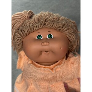 Vintage Cabbage Patch Kids Puppe mit grünen Augen, pfirsichfarbenem Strickkleid, Xavier Roberts, 40 cm