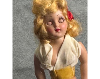Vintage-Puppe aus Hartplastik, blond, 19 cm groß, mit Schlafaugen, roter Schleife und cremefarbenem Oberteil