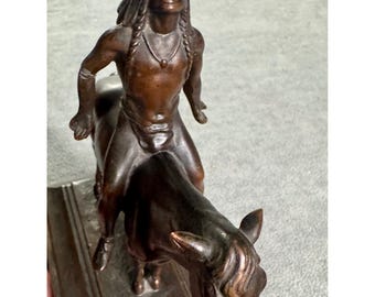 Vintage-Skulptur eines indianischen Kriegers auf einem Pferd in Bronzeoptik, Western-Dekor