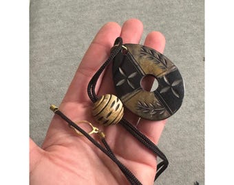 Vintage-Halskette mit handgeschnitztem zweifarbigem Anhänger, schwarze Kordel, erdiger Boho-Stil, Tribal-Look