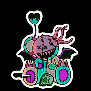 Pode incluir: Ilustração de desenho animado de um urso de pelúcia costurado com chifres de demônio, asas e dentes afiados. Ele segura um balão em forma de coração e uma faca, com uma caveira verde a seus pés. O design apresenta uma mistura de rosa, roxo, verde-azulado e preto.