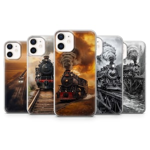 Può includere: Quattro diverse custodie per telefono con locomotive a vapore vintage con pennacchi di fumo. Le custodie sono trasparenti e mostrano le immagini delle locomotive a colori, in bianco e nero e in seppia.
