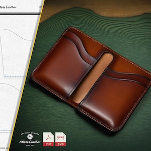 Puede incluir: Cartera de cuero marrón abierta, con ranuras para tarjetas visibles. La cartera se muestra sobre una superficie verde. La imagen incluye el logotipo de Miura Leather e iconos PDF/SVG.
