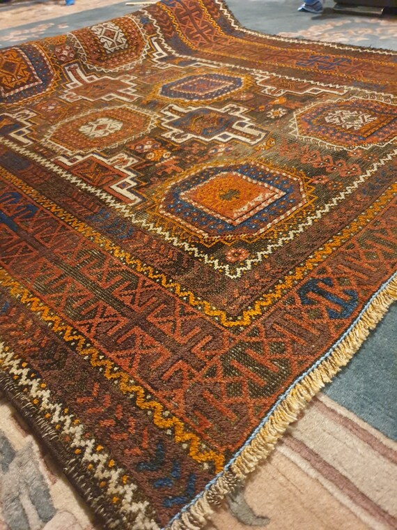 手織りウールのバラッチラグ：アンティークトライバルカーペット